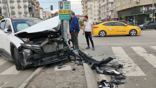 Kırmızı ışıkta geçti: 3 araç birbirine girdi
