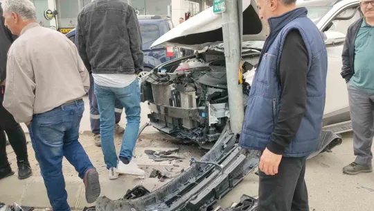 Kırmızı ışıkta geçti: 3 araç birbirine girdi