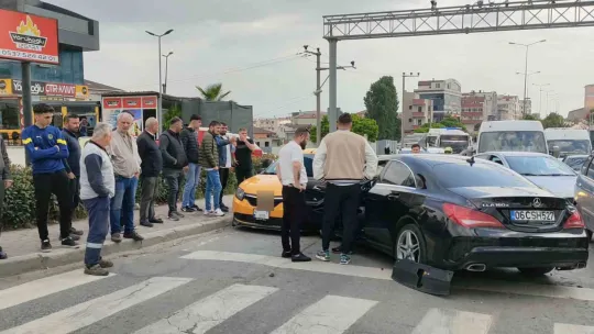 Kırmızı ışıkta geçti: 3 araç birbirine girdi