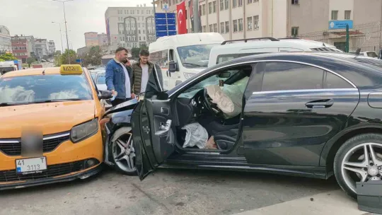 Kırmızı ışıkta geçti: 3 araç birbirine girdi