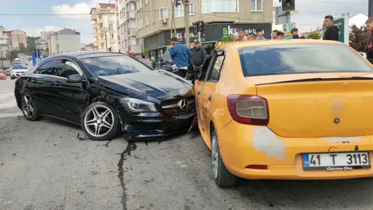 Kırmızı ışıkta geçti: 3 araç birbirine girdi