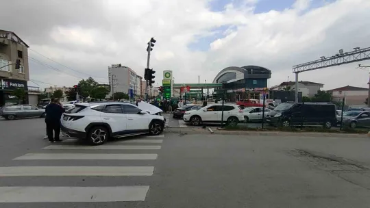 Kırmızı ışıkta geçti: 3 araç birbirine girdi