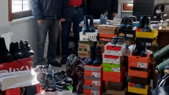 Kış gününde çocuklara montsuz ve botsuz bırakılmadı