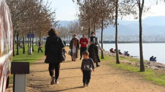 Kış ortasında yaz havası şaşırttı, vatandaşlar sokağa döküldü