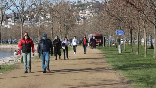 Kış ortasında yaz havası şaşırttı, vatandaşlar sokağa döküldü