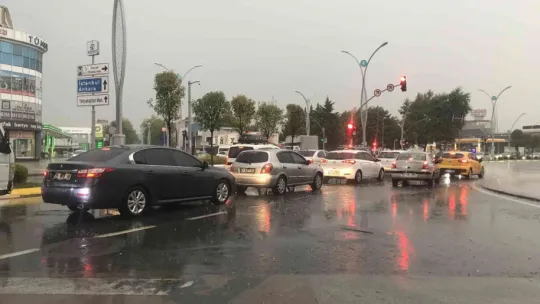 Kısa süren sağanak sokakları dereye çevirdi