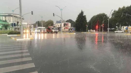 Kısa süren sağanak sokakları dereye çevirdi
