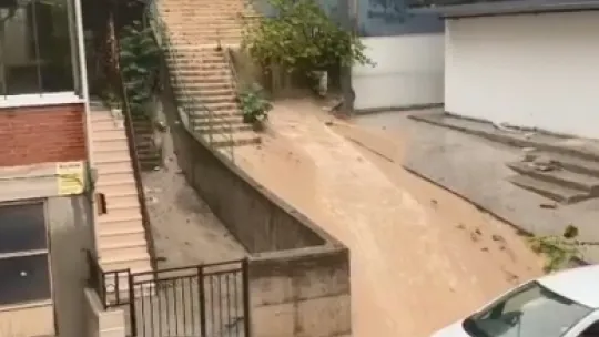 Kısa süren sağanak sokakları dereye çevirdi