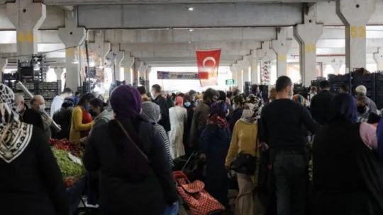 Kısıtlama öncesinde pazar alanları tıka basa doldu!