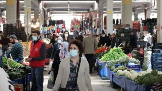 Kısıtlama öncesinde pazar alanları tıka basa doldu!