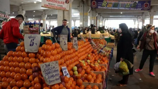 Kısıtlama öncesinde pazar alanları tıka basa doldu!
