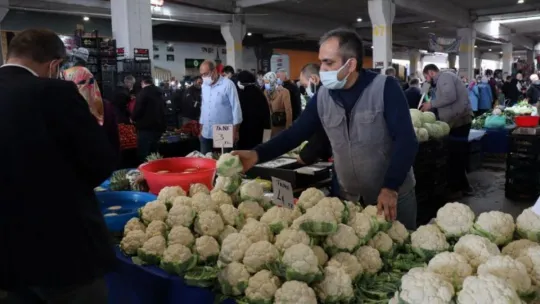 Kısıtlama öncesinde pazar alanları tıka basa doldu!