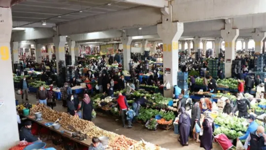 Kısıtlama öncesinde pazar alanları tıka basa doldu!