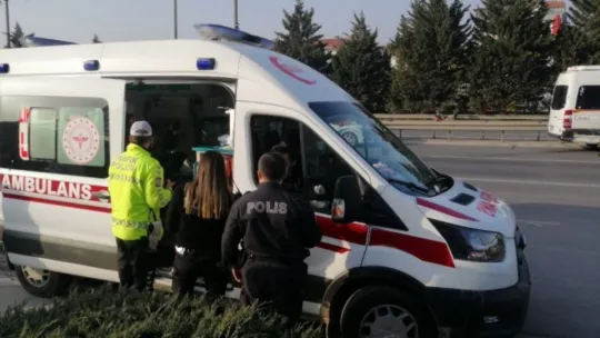 Kısıtlamada gezerken servis minibüsüne çarpıp kaçtılar