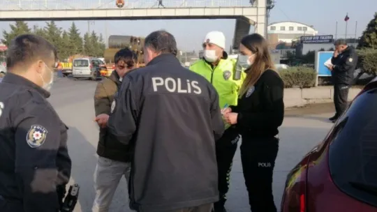Kısıtlamada gezerken servis minibüsüne çarpıp kaçtılar