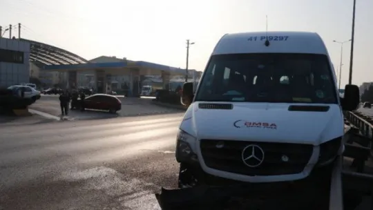 Kısıtlamada gezerken servis minibüsüne çarpıp kaçtılar
