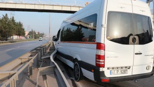Kısıtlamada gezerken servis minibüsüne çarpıp kaçtılar