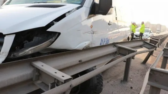 Kısıtlamada gezerken servis minibüsüne çarpıp kaçtılar