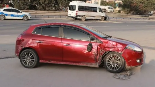 Kısıtlamada gezerken servis minibüsüne çarpıp kaçtılar