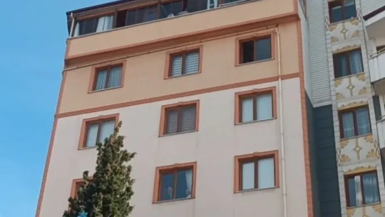 Kışlık konserve yaparken yangın çıktı, 2 kişi dumandan etkilendi