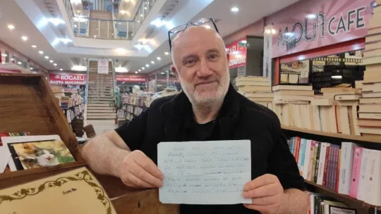 Kitapların arasında kalmış hatıralar bu bavulda saklanıyor