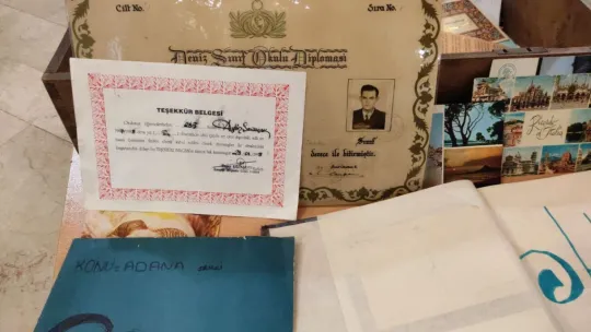 Kitapların arasında kalmış hatıralar bu bavulda saklanıyor