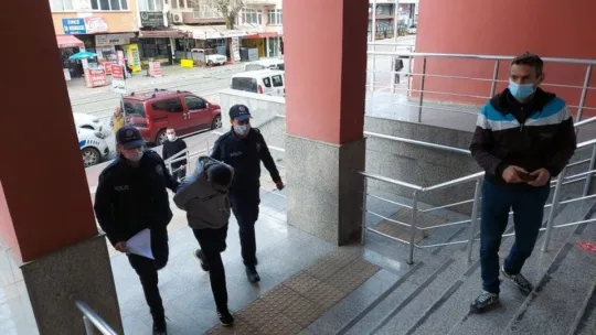Kız çocuklarının fotoğrafını çektiği iddia edilen şahıs adliyeye sevk edildi