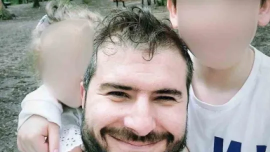Eşinin gözleri önünde bıçaklanarak öldürüldü