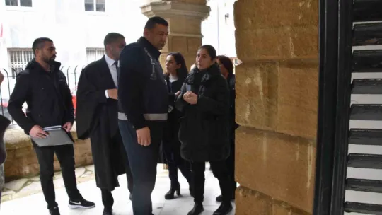 KKTC'de eski Bakan ve eşi yolsuzluk soruşturmasında hakim karşısına çıktı