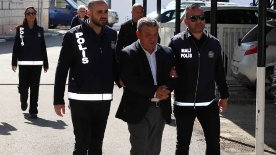 KKTC'de eski Bakan ve eşi yolsuzluk soruşturmasında hakim karşısına çıktı