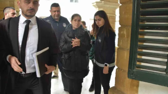 KKTC'de eski Bakan ve eşi yolsuzluk soruşturmasında hakim karşısına çıktı