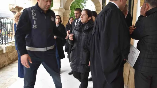 KKTC'de eski Bakan ve eşi yolsuzluk soruşturmasında hakim karşısına çıktı