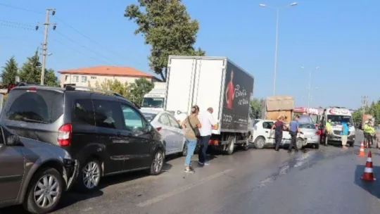 Kocaeli 11 araç birbirine girdi: 3 yaralı!