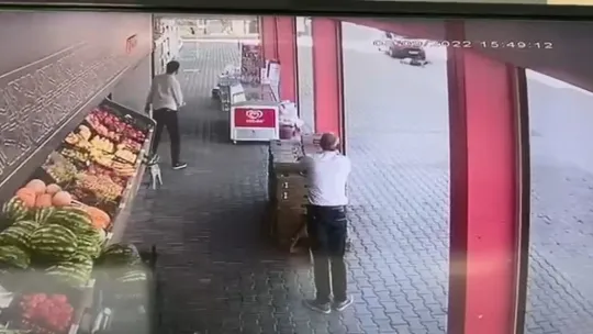 Kendini aracın önüne attı