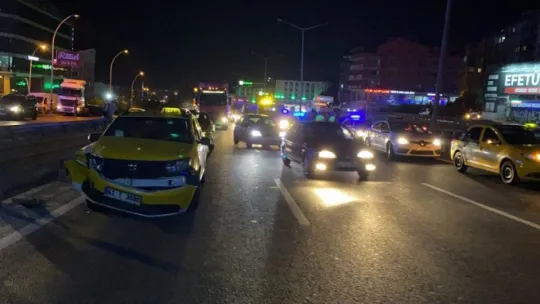 Kocaeli D-100'de 3 ticari taksi birbirine girdi!