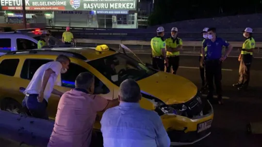 Kocaeli D-100'de 3 ticari taksi birbirine girdi!