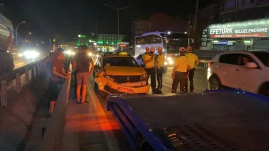 Kocaeli D-100'de 3 ticari taksi birbirine girdi!