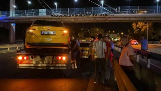 Kocaeli D-100'de 3 ticari taksi birbirine girdi!