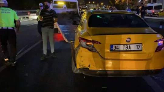 Kocaeli D-100'de 3 ticari taksi birbirine girdi!