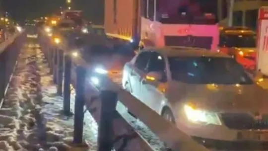Kocaeli'de 10'dan fazla araç kazaya karıştı, D100 trafiğe kapatıldı