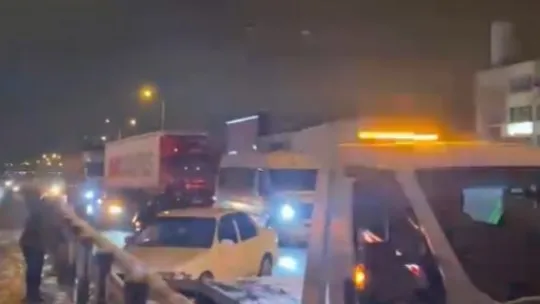 Kocaeli'de 10'dan fazla araç kazaya karıştı, D100 trafiğe kapatıldı