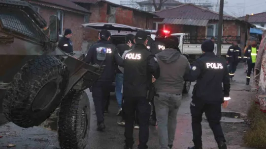 Kocaeli'de 16 ayrı adreste silah kaçakçılarına baskın