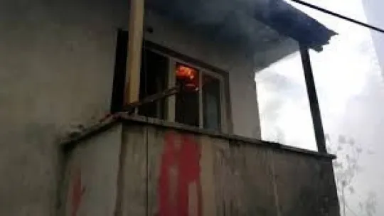 Kocaeli'de 2 katlı evde büyük yangın!