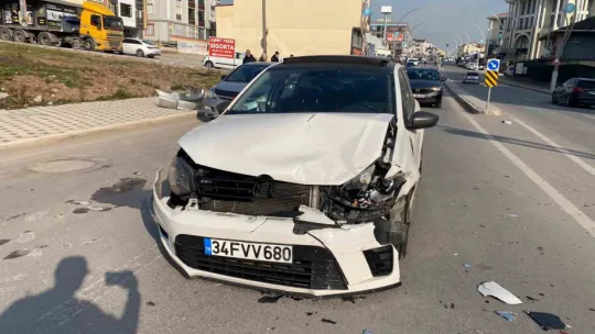 Kocaeli'de 2 otomobil çarpıştı: 1 yaralı