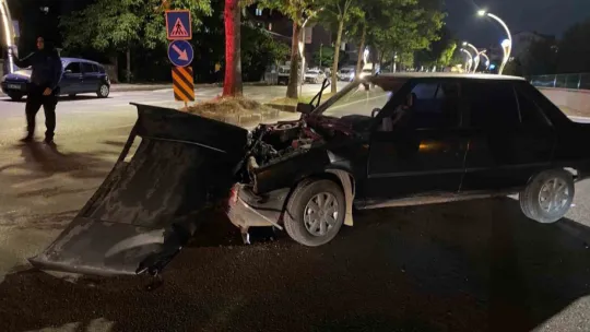 Kocaeli'de 2 otomobil çarpıştı: 2 yaralı