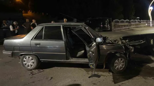 Kocaeli'de 2 otomobil çarpıştı: 2 yaralı