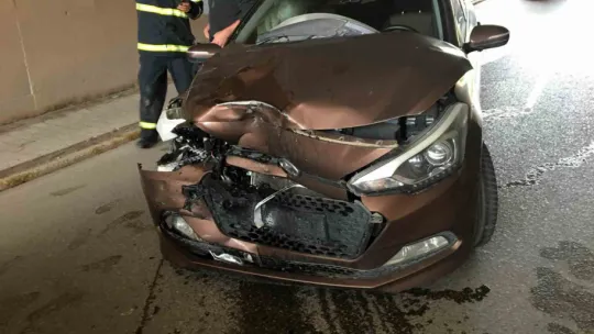 Kocaeli'de 2 otomobil kafa kafaya çarpıştı: 2 yaralı