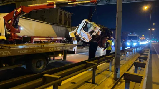 Kocaeli'de 2 tırın karıştığı kazada kupa koptu