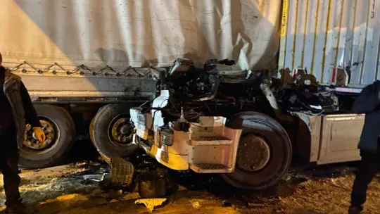 Kocaeli'de 2 tırın karıştığı kazada kupa koptu