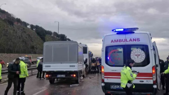 Kocaeli'de 3 araçlı zincirleme kaza: Yaralılar var